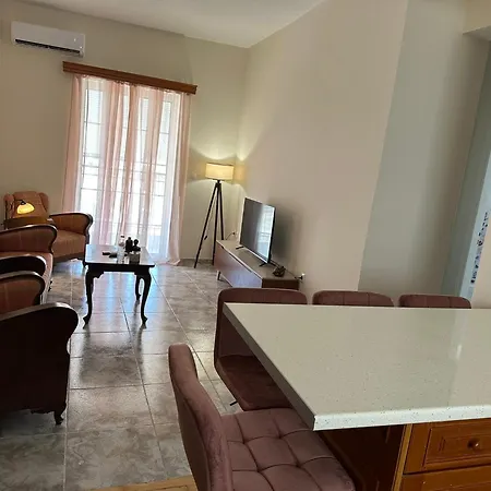 Eliasnest λητώ Leto - άνετο 4 ατόμων με 2 υπνοδωμάτια και 2 μπάνια στο κέντρο της καλαμάτας Апартаменты *